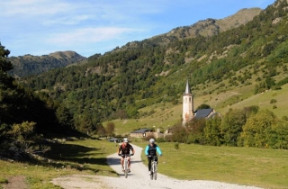  ciclistas caminhando ao longo de um caminho 